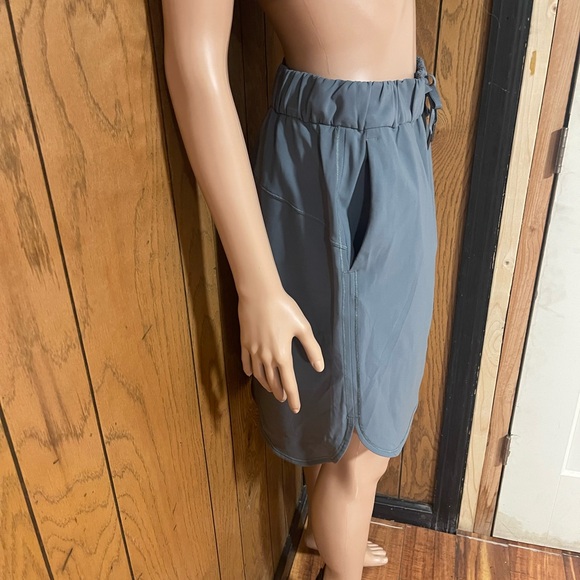 Lululemon" On The Fly Skirt 21* -Gray -Size (6) Good Condition - Picture 4 of 14
